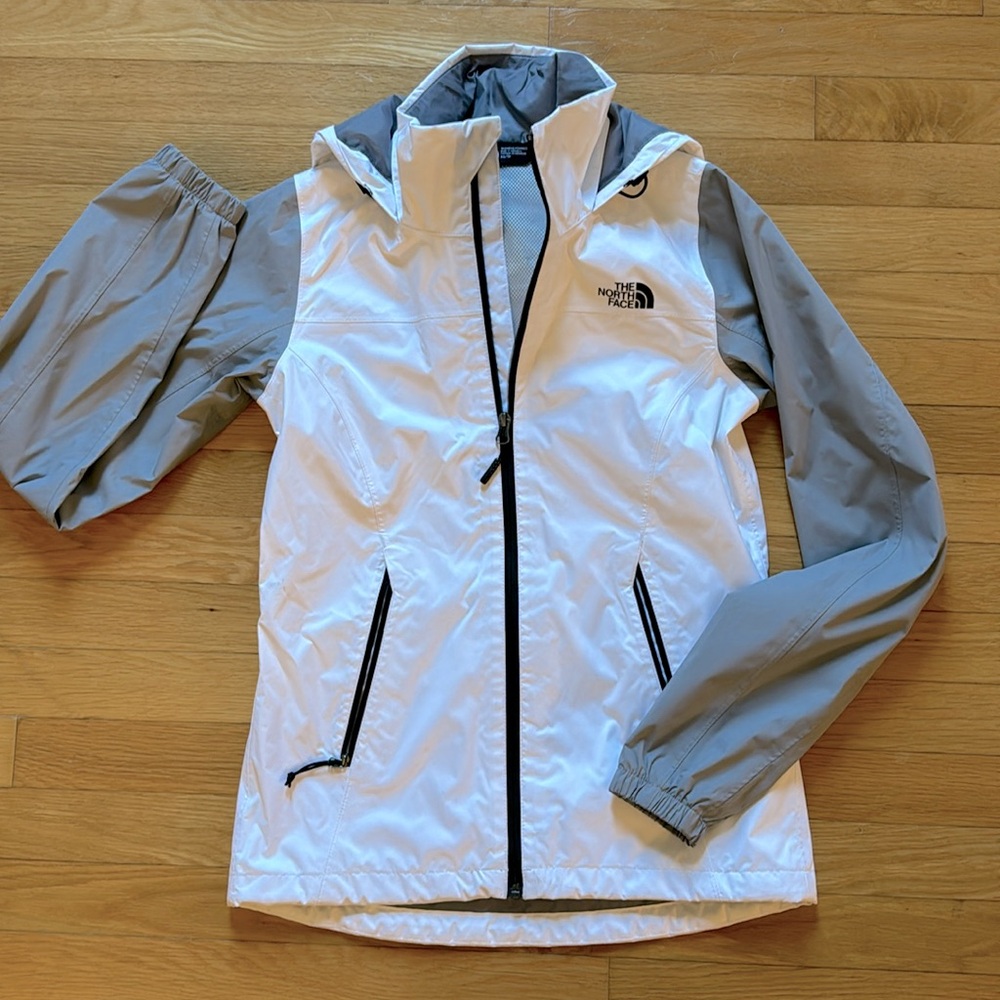 Northface Women’s Dry Vent Rain Jacket Size XS